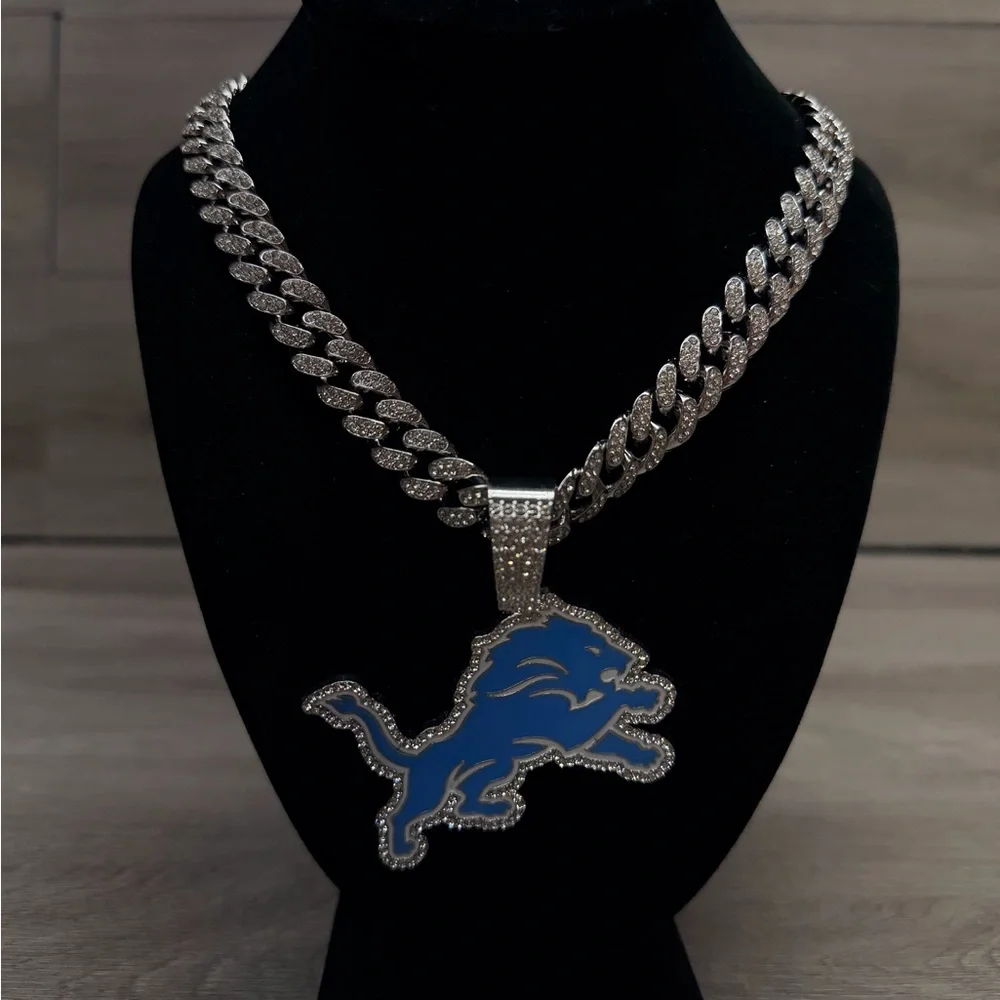 Silver Tone Chain Necklace with‎ Blue Lion Pendant